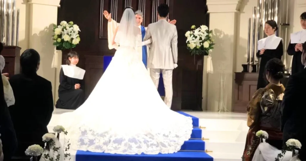 アニヴェルセル大阪の挙式でバージンロードを歩いた新婦の後ろ姿