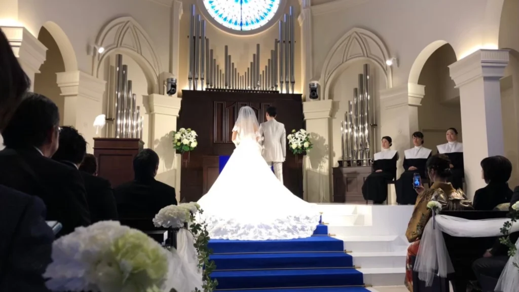 アニヴェルセル大阪のチャペルで挙式する新郎新婦とロイヤルブルーのバージンロード