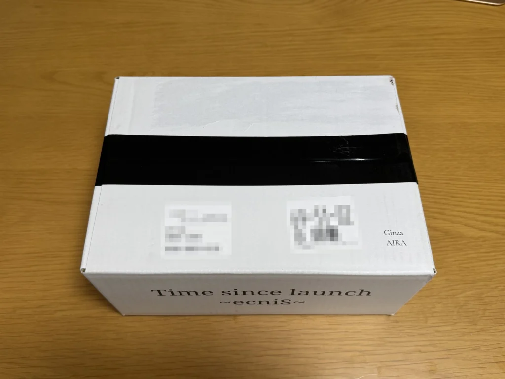 公式BASE店から届いた箱(筆者撮影)
