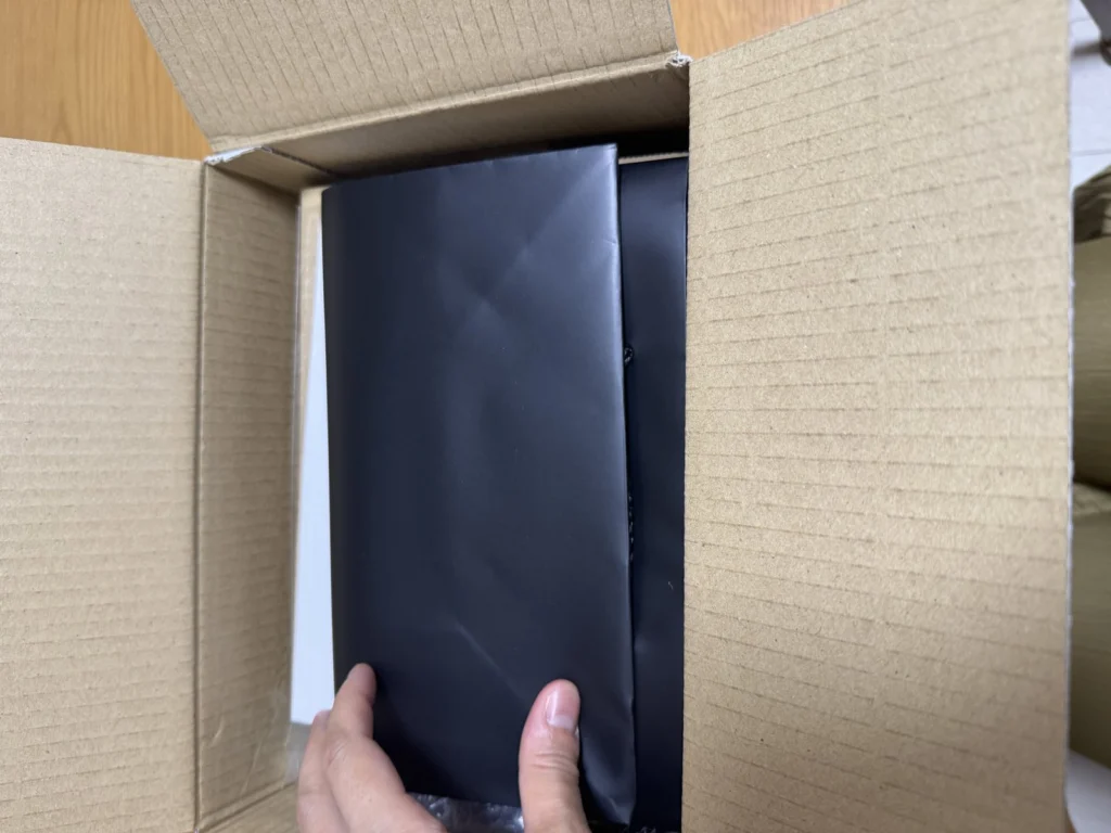 高級感のある黒のギフトバッグ入り(筆者撮影)