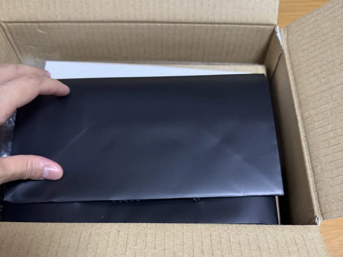 開封すると黒の高級ギフトバッグに入ったエクニス(筆者撮影)