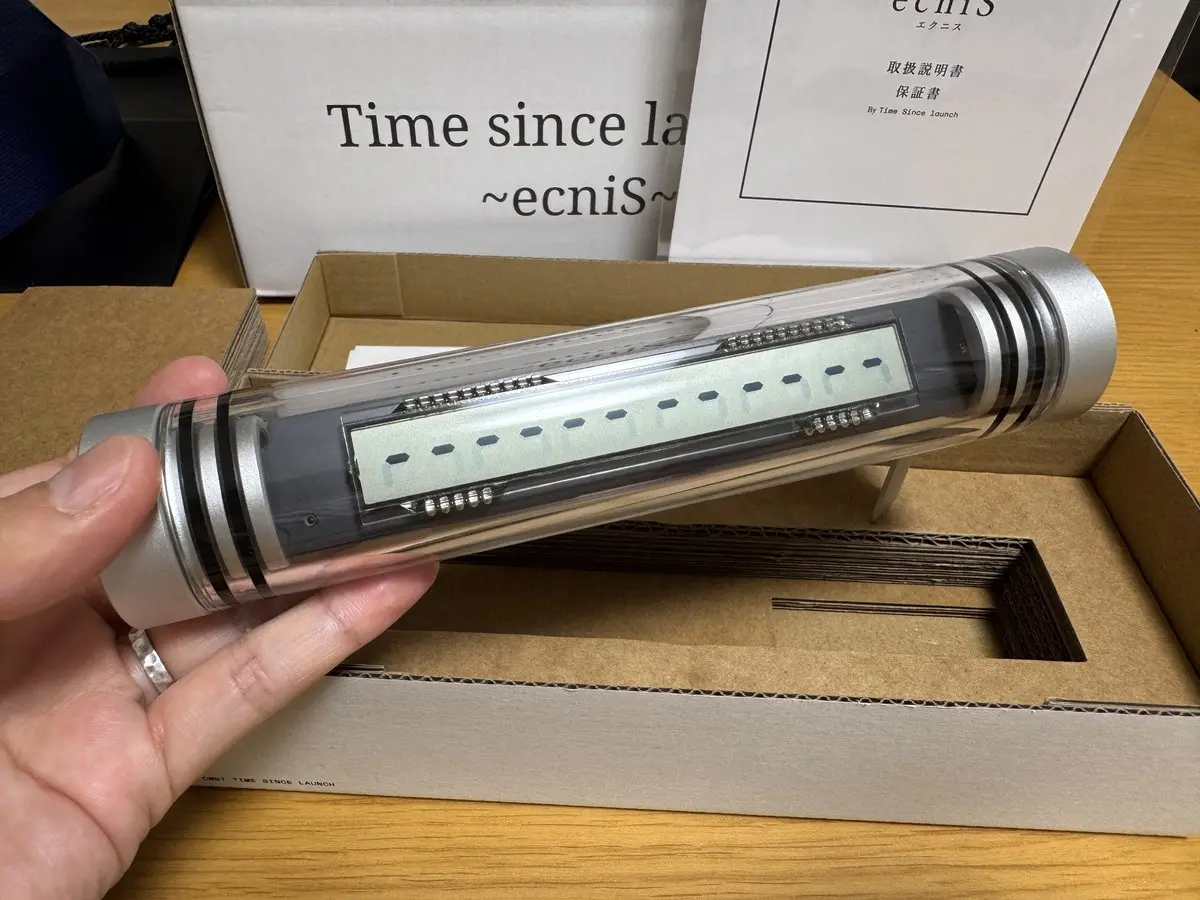 手に持ったecniS(エクニス)本体のサイズ感(筆者撮影)