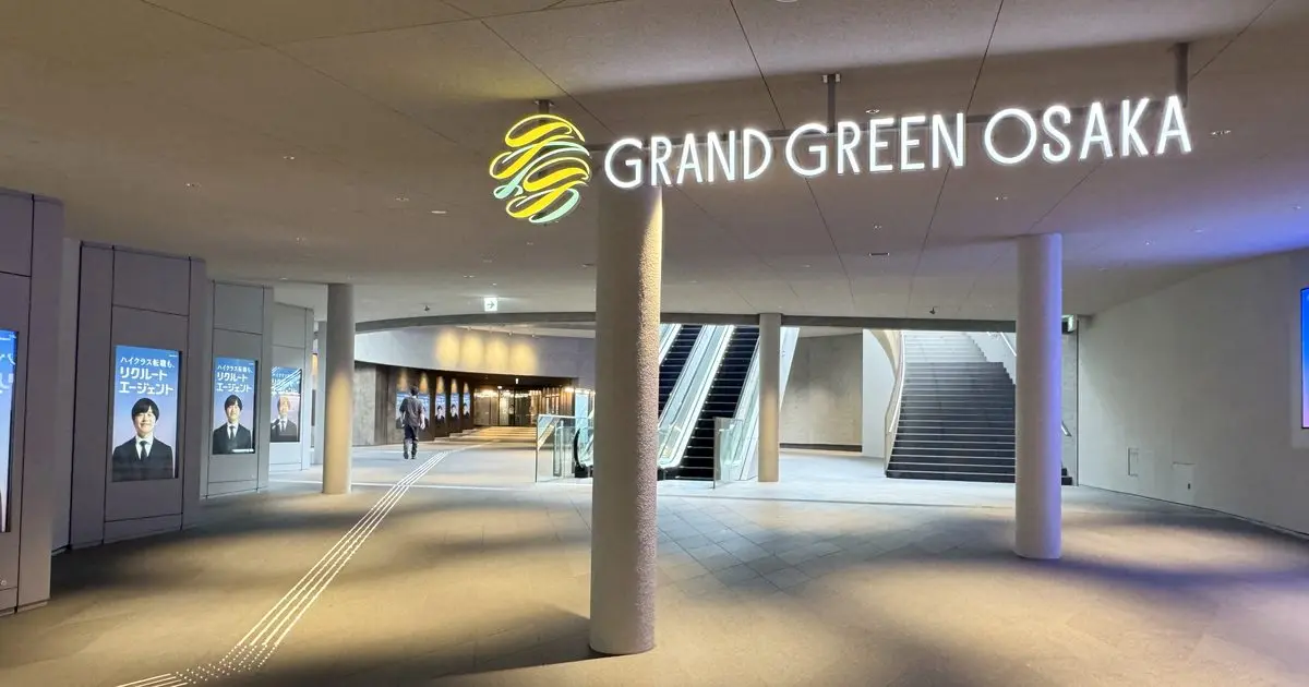 JR大阪駅うめきた地下口を出た先のGRAND GREEN OSAKAの看板とエスカレーター