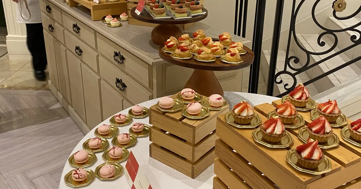 記念日レストランで並んだケーキやタルトのビュッフェ