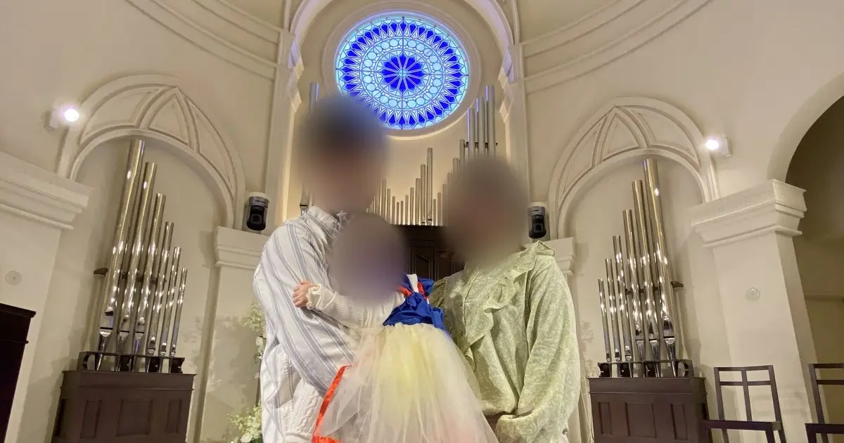 挙式から4年目に記念日レストランで訪れたチャペルで、娘と3人で撮った写真