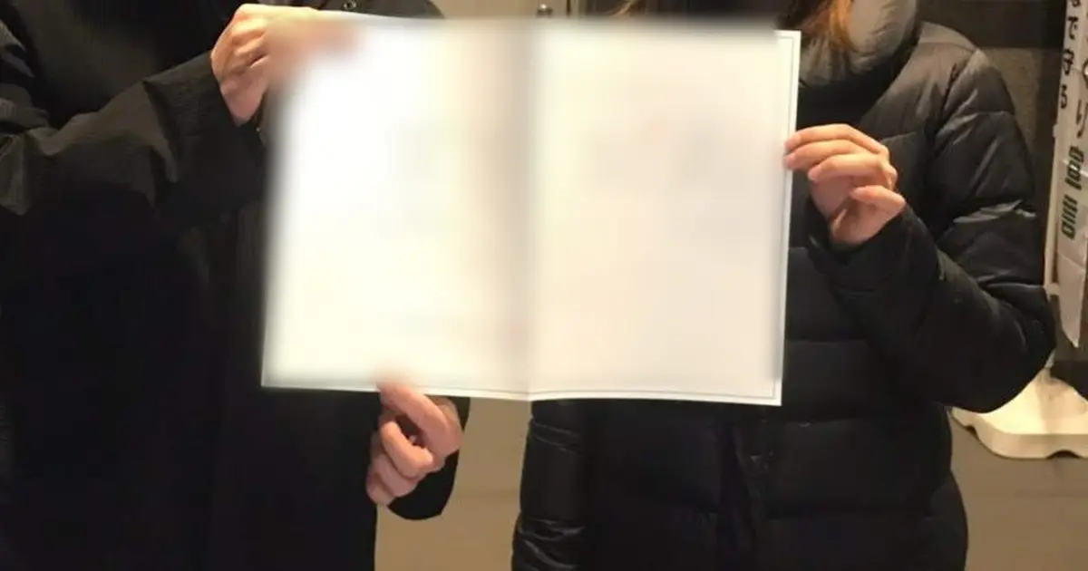 入籍日に婚姻届をふたりで持って撮った記念写真